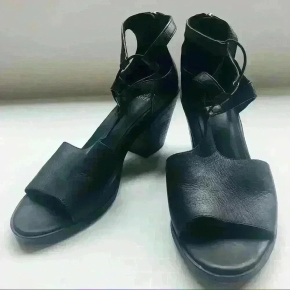 Eileen Fisher Doe Strappy Block Heeled Sandals - Picture 7 of 9
